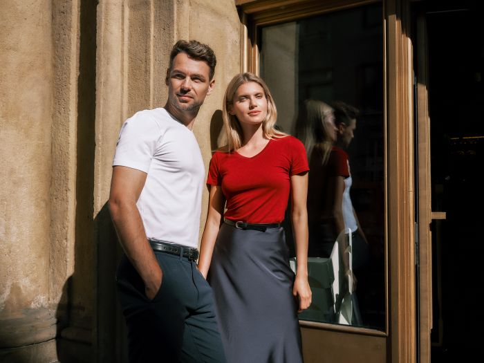 Футболка чоловіча синього кольору V-neck